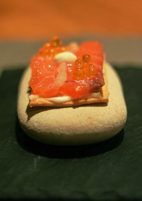 SALMÓN MARINADO CON YUZU Y WASABI