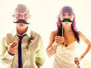 colores-de-boda-novios-bigotes-movember En tu boda, pon bigotes. Movember ’14