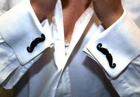colores-de-boda-gemelos-bigotes-novio-movember En tu boda, pon bigotes. Movember ’14