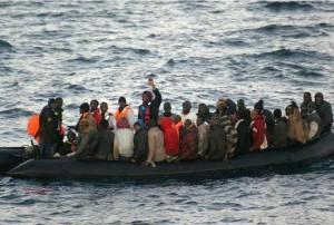 Un grupo de inmigrantes viajan en patera en aguas de Melilla / EFE - ARCHIVO