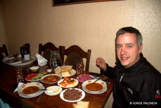 JORGE CENANDO EN NINO RATIANI GUEST HOUSE EN MESTÍA