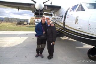 BEA Y JORGE JUNTO A LA AVIONETA EN EL AEROPUERTO DE MTSKHETA