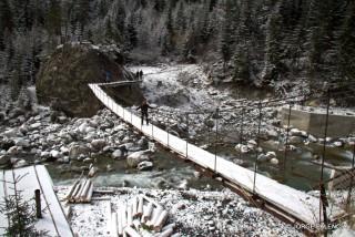 PASARELA SOBRE UN RÍO CERCA DEL GLACIAR CHALATI, MESTÍA