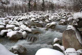 RÍO DE MONTAÑA PROCEDENTE DEL GLACIAR CHALATI, MESTÍA