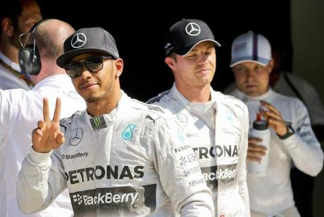 Hamilton ganó su quinto Gran Premio consecutivo y acaricia el título