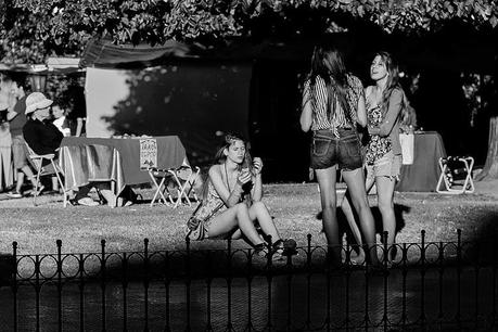 Jóvenes tomando sol en Recoleta.