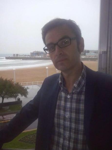 Hablamos con Francisco Corrales, ganador del Premio Internacional de Novela Corta La Esfera 2014