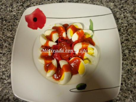Huevos cocidos con tomate