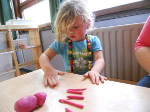 niño moldeando plastilina