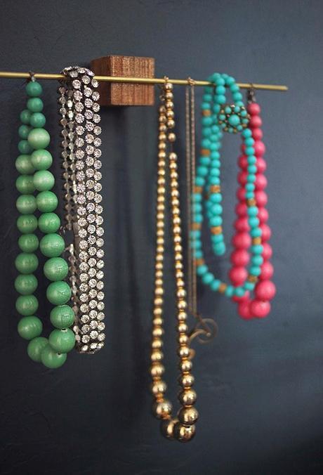 DIY: cuelgacollares minimalista (y chupado)