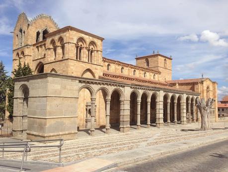 Ávila, pedregosa y amurallada