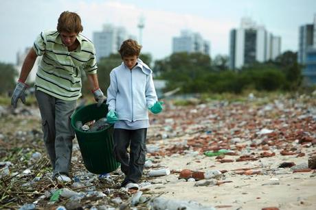 Dos niños recogiendo material reciclable en un basurero (GTRES).