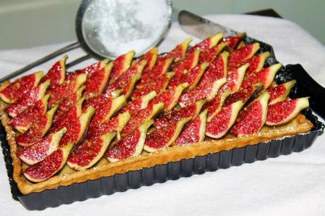 Tarta de higos con crema quemada y piñones caramelizados