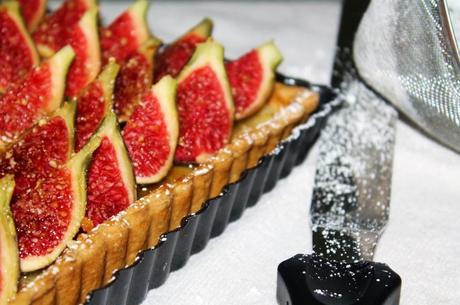 Tarta de higos con crema quemada y piñones caramelizados