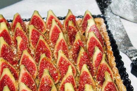 Tarta de higos con crema quemada y piñones caramelizados