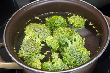 paquetes crujientes de brócoli, champiñones, pollo, manzana, queso y nueces