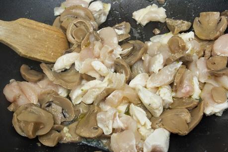 paquetes crujientes de brócoli, champiñones, pollo, manzana, queso y nueces