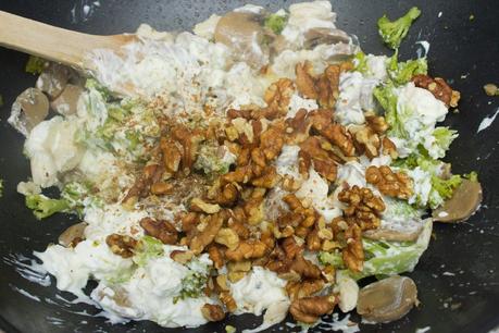 paquetes crujientes de brócoli, champiñones, pollo, manzana, queso y nueces