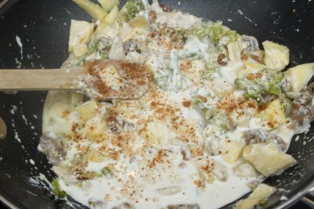 paquetes crujientes de brócoli, champiñones, pollo, manzana, queso y nueces