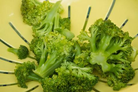 paquetes crujientes de brócoli, champiñones, pollo, manzana, queso y nueces