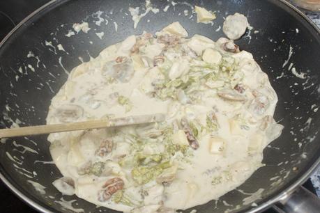 paquetes crujientes de brócoli, champiñones, pollo, manzana, queso y nueces