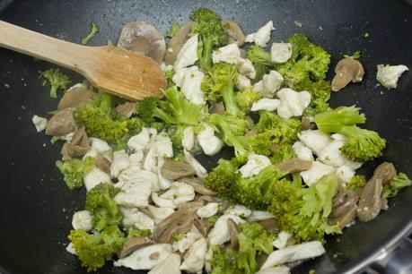 paquetes crujientes de brócoli, champiñones, pollo, manzana, queso y nueces