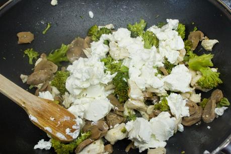 paquetes crujientes de brócoli, champiñones, pollo, manzana, queso y nueces