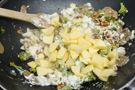 paquetes crujientes de brócoli, champiñones, pollo, manzana, queso y nueces