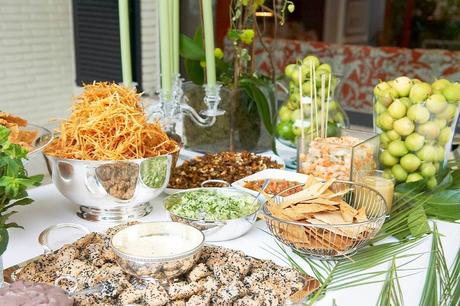 Mesa de aperitivos en verdes para una merienda en casa de Covadonga.