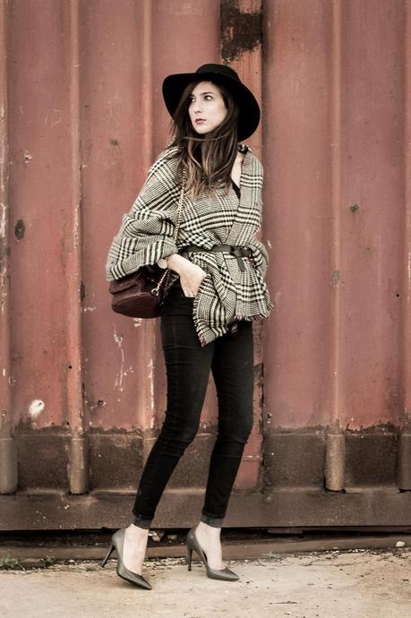 D.I.Y Cómo llevar una bufanda como capa D.I.Y Cómo llevar una bufanda como capa