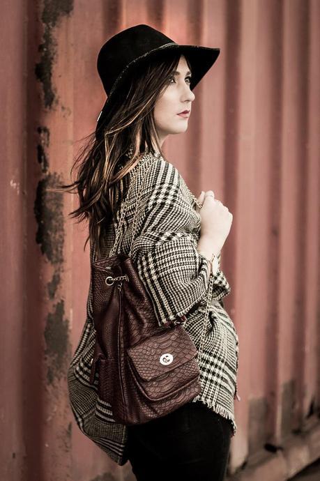 D.I.Y Cómo llevar una bufanda como capa D.I.Y Cómo llevar una bufanda como capa