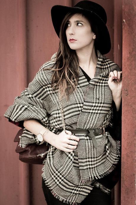 D.I.Y Cómo llevar una bufanda como capa D.I.Y Cómo llevar una bufanda como capa