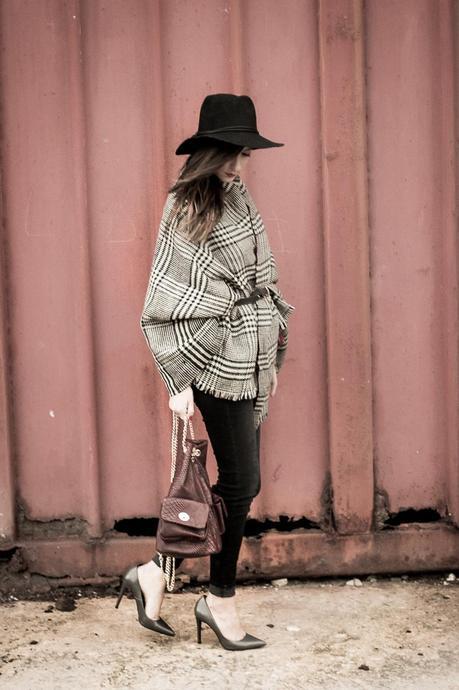 D.I.Y Cómo llevar una bufanda como capa D.I.Y Cómo llevar una bufanda como capa