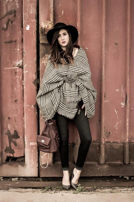 D.I.Y Cómo llevar una bufanda como capa D.I.Y Cómo llevar una bufanda como capa