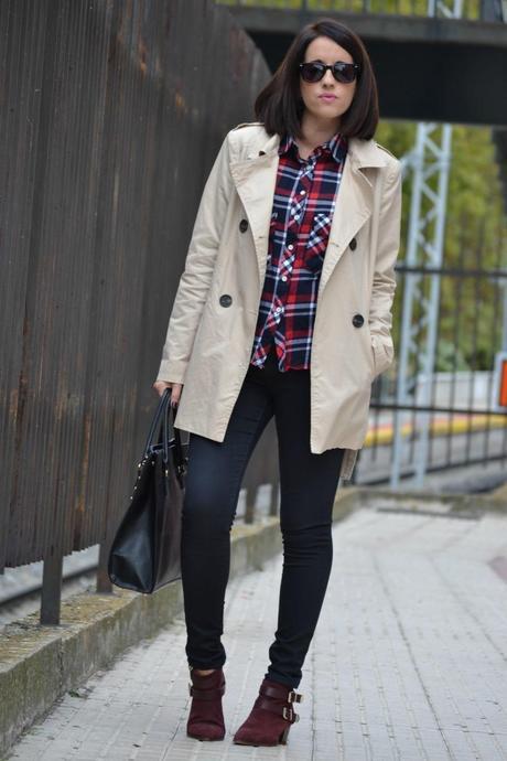 Look: Trench + cuadros + toque burgundy