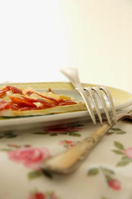 receta: tapa de calabacín con brie y crujiente de Ibérico