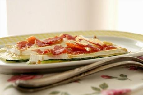 receta: tapa de calabacín con brie y crujiente de Ibérico