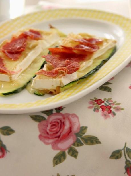 receta: tapa de calabacín con brie y crujiente de Ibérico