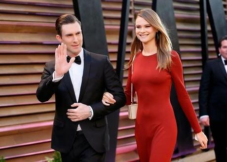 Behati Prinsloo y Adam Levine