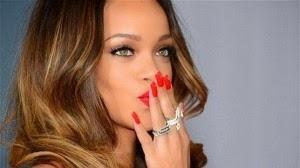 Rihanna uñas rojas