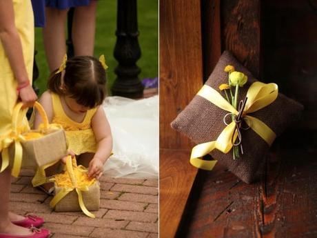 ...y el cojín portaalianzas rústico a juego