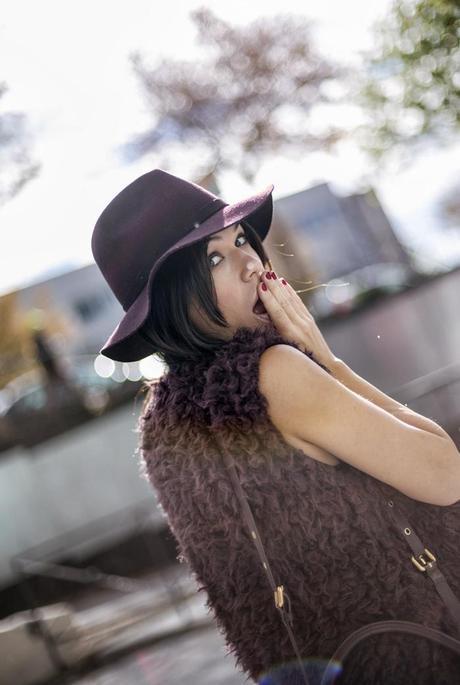 street style barbara crespo burgundy and black the corner shop vest hat marc by marc jacobs fashion blogger outfit blog de moda