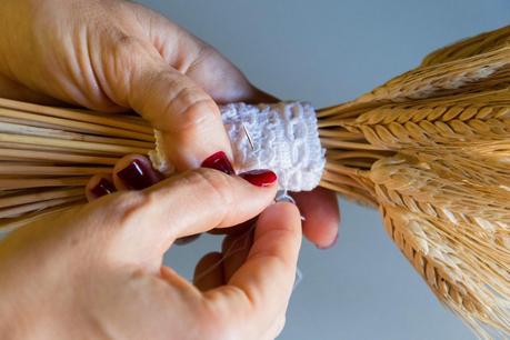 cosiendo el puño de encaje con aguja e hilo