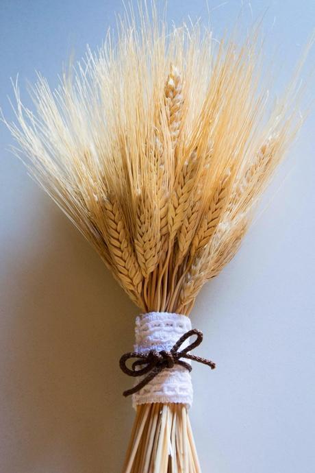 ramo de espigas con puño de encaje y cordón