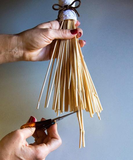 cortando los tallos del ramo de espigas