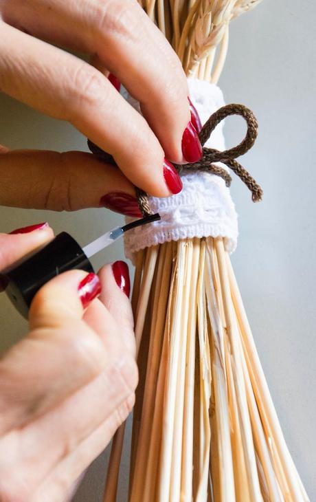 sellando el cordón del ramo de espigas