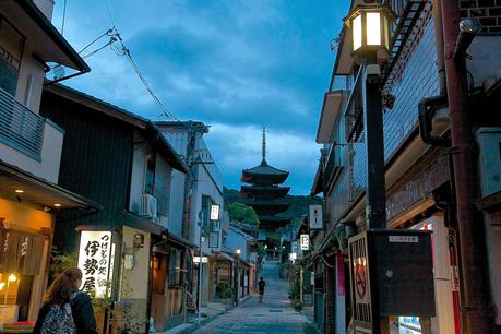 LA RUTA NIPONA: KYOTO (II) - MADERA HÚMEDA, ANOCHECERES AZULES