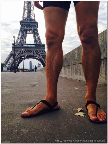 El homo runner sandalius en la torre Eiffel