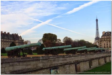 Cañones de Los Inválidos, al fondo la Torre Eiffel