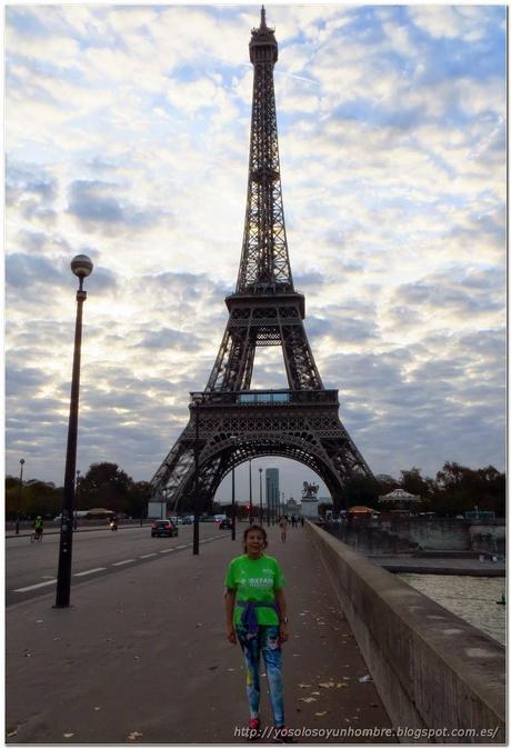 la runner hispanica en la Torre Eiffel